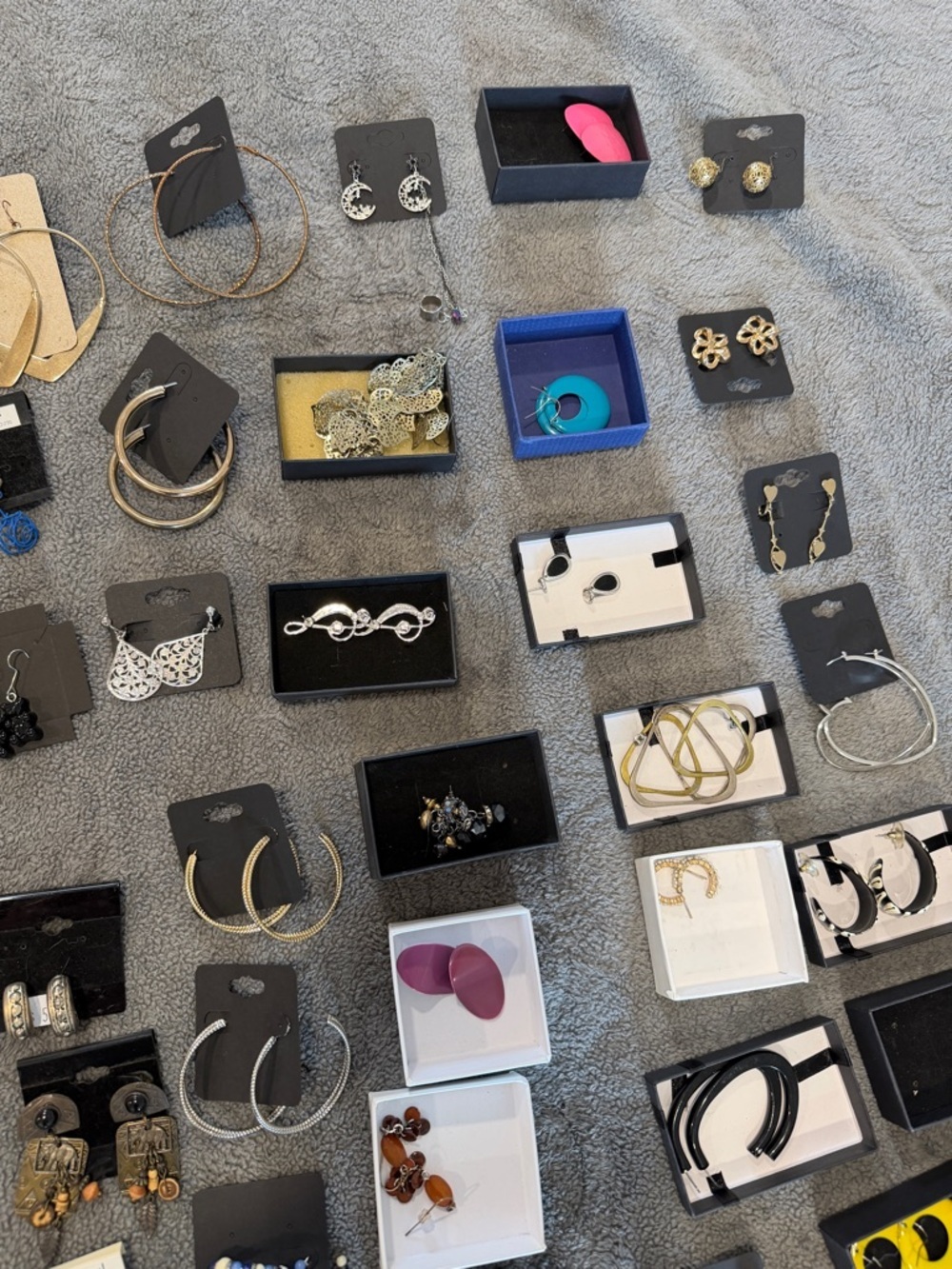 70 pairs of Assorted Women's vintage and new Earrings - All Styles - Picture 7 of 14